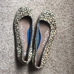 Toms ballet flats size 8 animal print